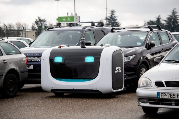 Robot valets park cars france airport