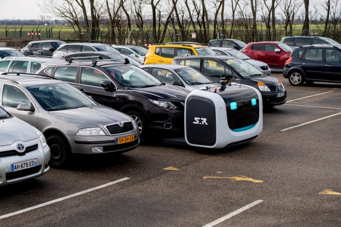 Robot valets park cars france airport